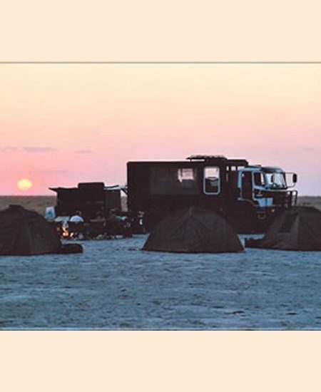 Euer Camp in den Weiten des "großen Nichts"... Die schier endlosen Ebenen der meist trockenen Makgadikgadi Salzpfannen. botswana-abend-magk