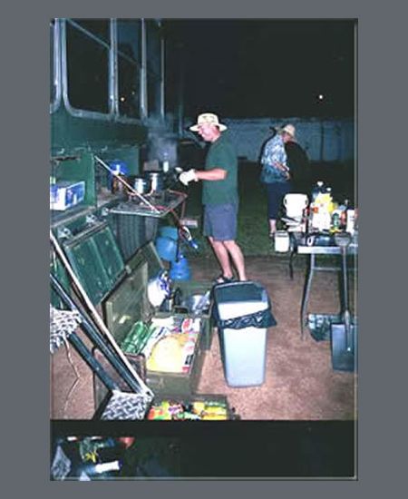 Ist diese Campingküche ein Hingucker? Hier kann sauber gearbeitet werden. botswana-camping-kueche