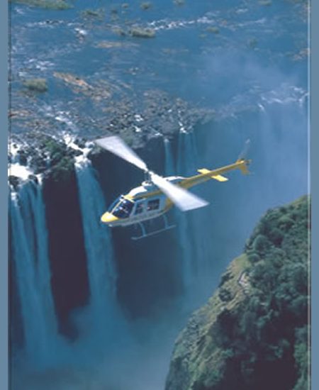 Die berühmten Victoria Falls! Ob Sie sich ihnen aus der Luft oder zu Lande nähern - sie sind immer spektakulär. Ebenso wie viele weitere Aktivitäten, die hier angeboten werden. botswana-flug-victoria-fälle