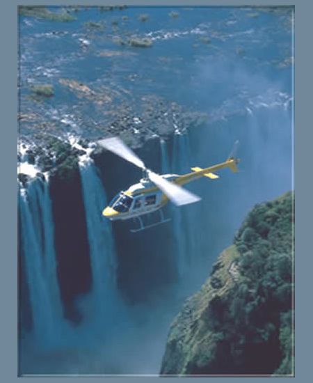 Es heißt: der schönste Anblick der Fälle
bietet sich aus der Luft - ob's stimmt?? Prüft es nach! botswana-helikopterflug-viktoriafalls