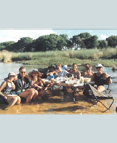 In der Hitze des Tages: ein Lunch "mit Fußbad"... botswana-mittagessen-okavango