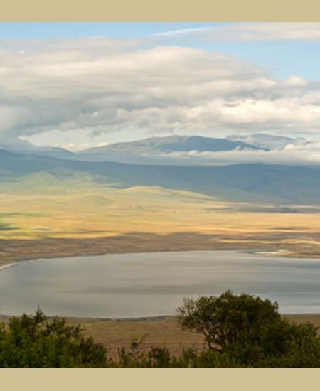 ... und dann liegt er vor Ihnen! Der
Ngorongoro Crater in seiner ganzen,
unermeßlichen Schönheit! tansania-ngorongoro-see