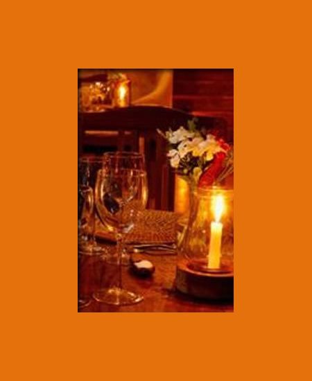 Was rundet einen sonnigen Tag inmitten
des Indischen Ozeans besser ab, als ein
romantisches Candle Light Dinner?
In der Fumba Beach Lodge weiß man, Sie
zu verwöhnen!! tansania-sansibar-fumba-resort-abendessen