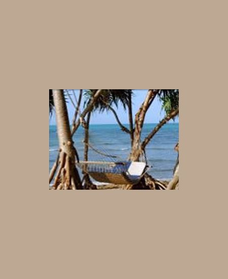 Und auch hier werden Sonne, Sand und
Entspannung ganz groß geschrieben:
in der Hängematte döst es sich herrlich!
Urlaub, wie er schöner nicht sein kann... tansania-sansibar-fumba-resort-haengematte