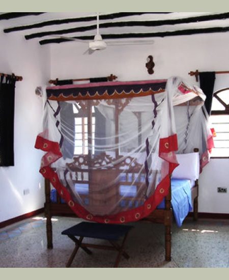 Die Zimmer strahlen ein heimeliges Flair
aus, das gerade durch den vorher genannten
Mix aus afrikanischen und arabischen
Elementen entsteht und die Atmosphäre
der Insel widerspiegelt. tansania-sansibar-pemba-resort-zimmer