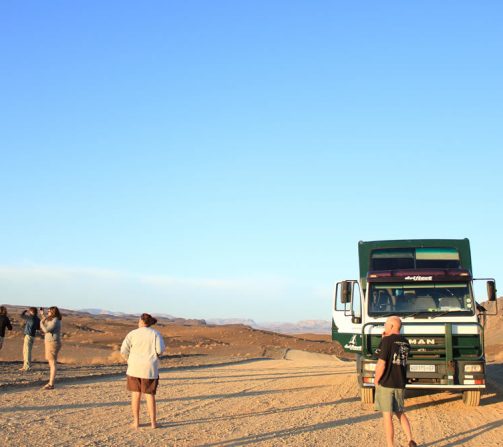 Kurze Pause auf der langen Fahrt an die Küste, umgeben von der bizarren Landschaft des Namib Naukluft Parks.