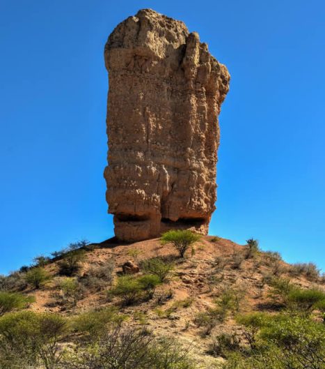 Eine eindrucksvolle Sandsteinsäule - die "Vingerklip" oberhalb des Ugab Tales.