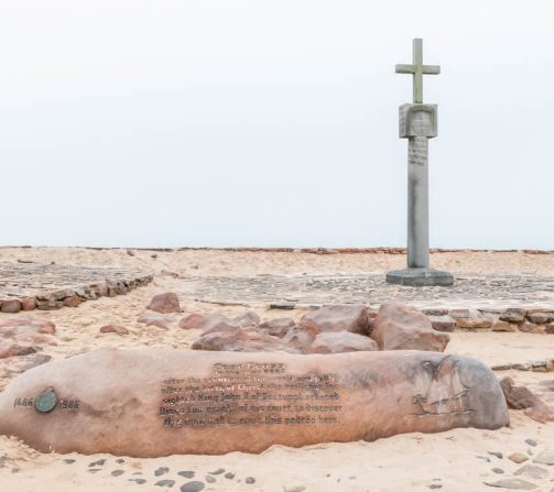An der einsamen Küste gen Norden stößt man auf "Padraos" - die Kreuze portugiesischer Seefahrer.