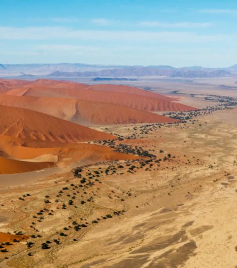 Am Übergang der Sand- in die Geröllwüste entstehen neue Landschaftsformen.