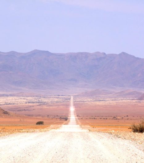 Straßen weit im Süden Namibia's - urweltlicher kann eine Landschaft kaum anmuten...