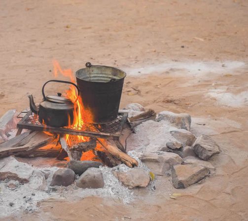 Guten Morgen! Selbst bei frühem Wecken dampft i.d.R. schon das Wasser für den ersten Kaffee oder Tee über dem Feuer...