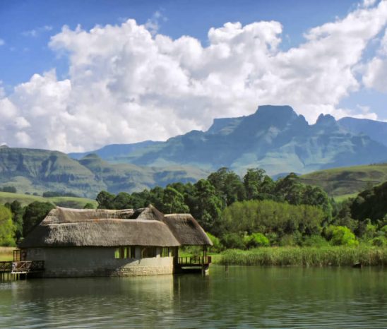 In den Drakensbergen mit ihrer frischen, klaren Bergluft vor überwältigender Kulisse locken zahlreiche Aktivitäten. suedafrika-drakensberg-panorama