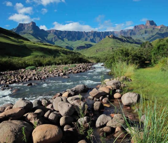 Nutzen Sie diese Tage für beschauliche
Stunden - zum Schauen und Staunen in
Höhlen mit alten Buschmann Zeichnungen,
zum Denken und Dösen an klaren
Gebirgsbächen... suedafrika-drakensberge