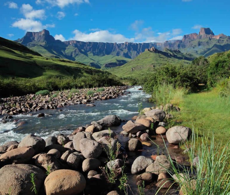 Dramatische Kulisse - die bis über 3000m
hohen Gipfel der Drakensberge ziehen
Wanderer und Erholungssuchende in ihren
Bann. suedafrika-drakensberge