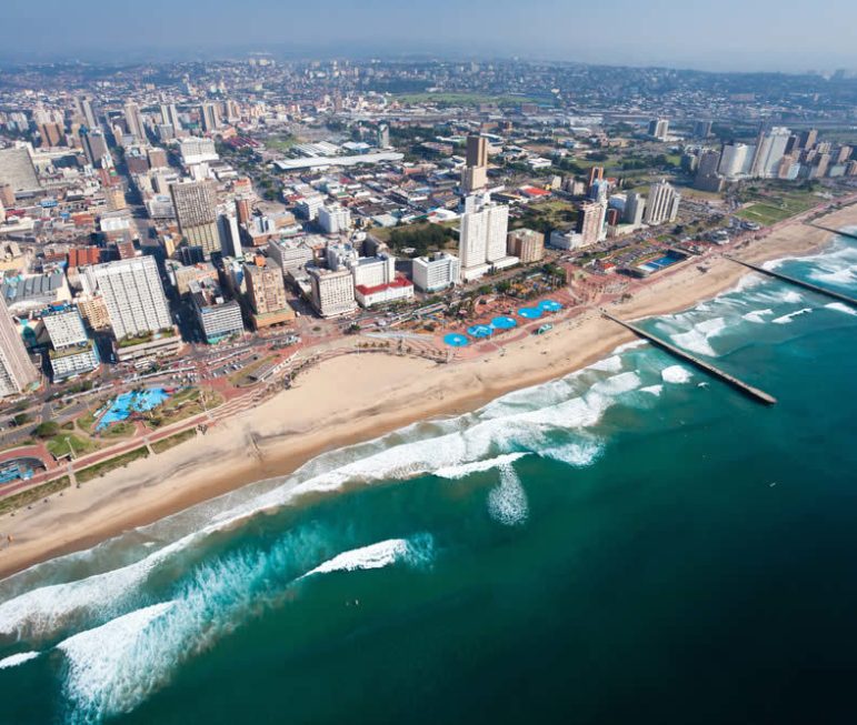 Durban - die Bademetropole des Landes
lockt mit endlosen Sandstränden und
vielfältigen Freizeitaktivitäten. suedafrika-durban-beachfront