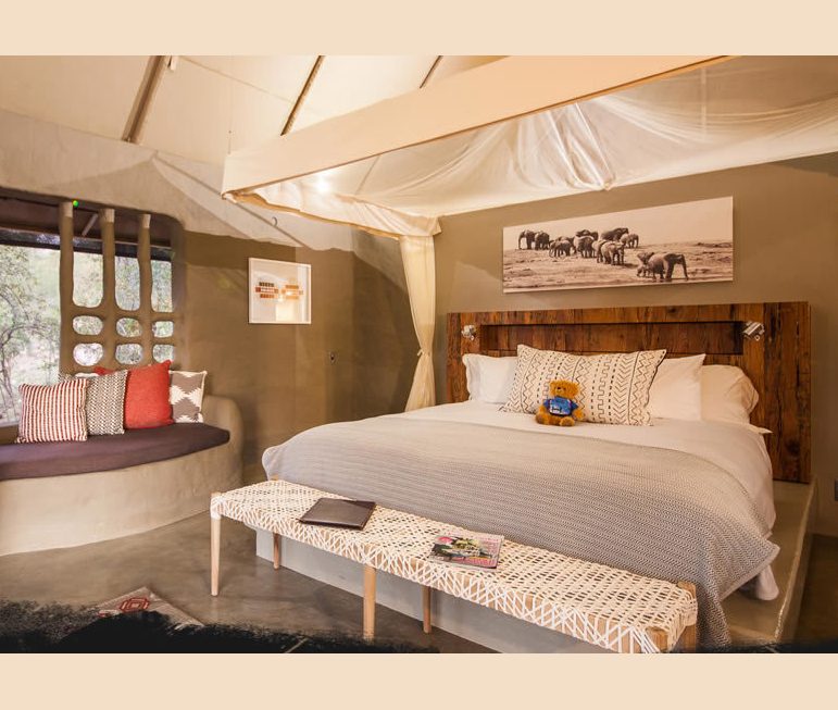 Mit geräumigen Zimmern und einem gepflegten Ambiente verwöhnt Garonga seine Gäste. suedafrika-garonga_schlafzimmer