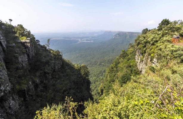 Die großen Abbruchgebirge, dort,
wo das Hochland schroff in die heißen
Tiefebenen abbricht, haben eine der schönsten Landschaften Südafrika's geformt.
Atemberaubende Ausblicke wie
hier bei "God's Window" tun sich
vor Ihren Augen auf. suedafrika-gods-window