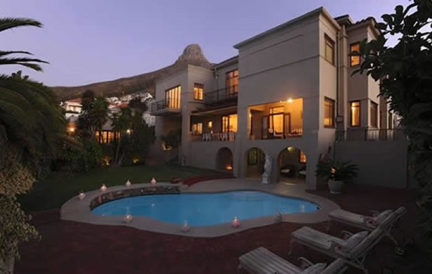 In Kapstadt erwartet Sie ein einladendes Guesthouse. Die zentrale, aber ruhige Lage, ein großer Garten mit Pool und geräumige Zimmer sind ideal für Familien. suedafrika-kapstadt-clarendon-pool