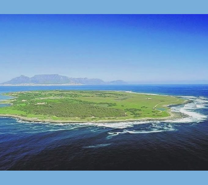 Ihre Zeit hier ist gut gefüllt mit Ausflügen & Besichtigungen: City Tour, Weingebiete, Strände... Dabei hat Kapstadt hat noch vieeeel mehr zu bieten! Am besten, Sie verlängern Ihren Aufenthalt!! suedafrika-kapstadt-robben-island-luftbild
