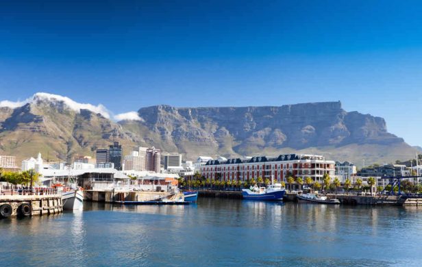 Was für ein Anblick! Der die Stadt überragende Berg ist immer wieder überwältigend. Von den Pieren der Waterfront legen auch die Boote nach Robben Island ab. suedafrika-kapstadt-waterfront-blick