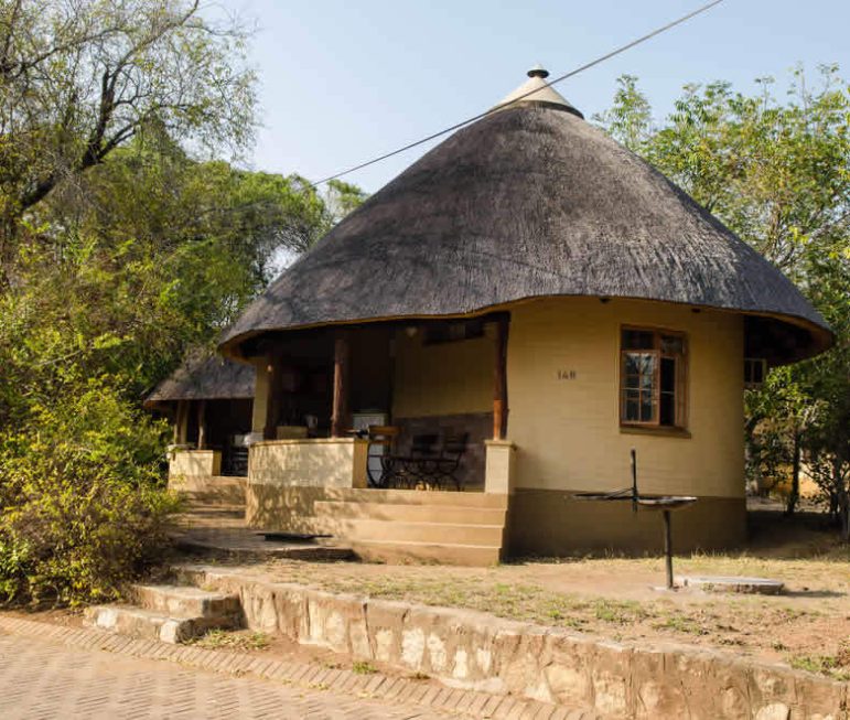 Typische Unterkunft in einem Restcamp
im Krüger Nationalpark. suedafrika-krueger-park-huette