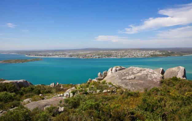 Ca. 2 Autostunden von Kapstadt
entfernt liegt eine nahezu
unberührte, wild anmutende Landschaft, umspült von den kalten Fluten des Südatlantik. Wenig besucht & ursprünglich strahlt dieses Gebiet eine magische Ruhe aus.
