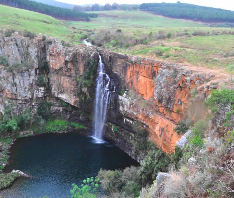 In dieser wasserreichen Gegend stürzen zahlreiche Wasserfälle in tiefe Schluchten. suedafrika-mac-mac-wasserfaelle