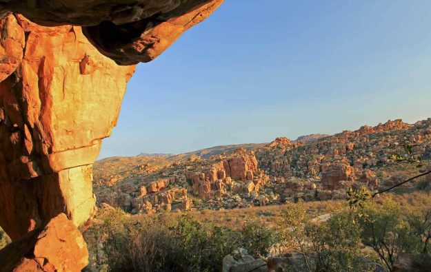 Landeinwärts erstrecken sich die schroffen Höhen der Cedarberge. Die Landschaft besticht durch Einsamkeit, Wildheit & Weite. Alte Missionsdörfer "verstecken" sich in den Tälern. Die Berge selbst locken Wanderer & Kletterer.