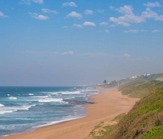 Sie folgen der Küste nordwärts und können immer wieder solch einsame und einladende
Strände finden. suedafrika-nordkueste-strand