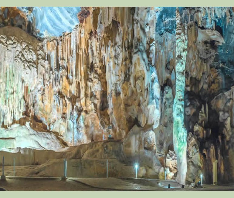 Die grandiosen Cango Caves bilden eines
der weltgrößten Tropfsteinhöhlensysteme. suedafrika-oudtshoorn-cango-caves