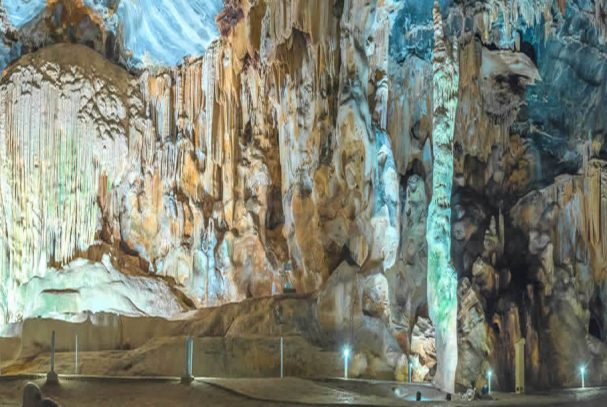 Die grandiosen Cango Caves bilden eines
der weltgrößten Tropfsteinhöhlensysteme. suedafrika-oudtshoorn-cango-caves