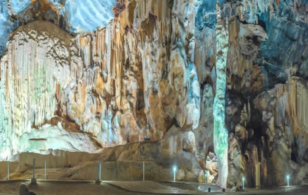 Auch einen Besuch in den "Cango Caves",
einem der ausgedehntesten
Tropfsteinhöhlen-Systeme der Welt,
sollten Sie nicht versäumen. suedafrika-oudtshoorn-cango-caves