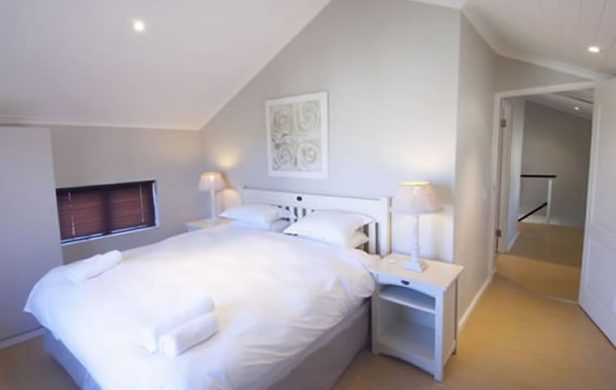 Gepflegte, geräumige Zimmer bieten auch
hier Familien alle Annehmlichkeiten. suedafrika-plettenberg-thedunes-zimmer