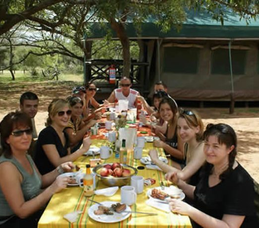 Mittagessen "en route" ein, irgendwo an einladender Stelle! suedafrika-wandersafari-mittagessen