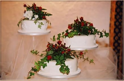 Ungewöhnliches Arrangement der Hochzeitstorten.