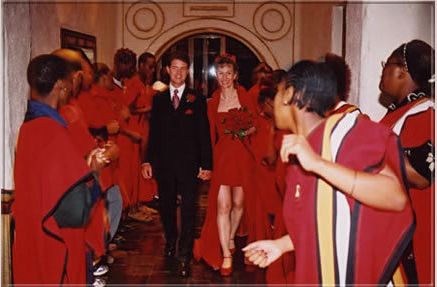 Einzug in den Festsaal zu den
rhythmischen Klängen traditioneller
afrikanischer Gesänge.